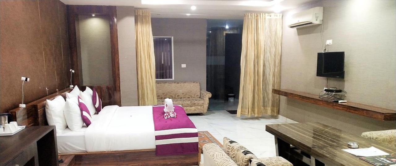 Syona Residency Hotel Lakhnau Kültér fotó