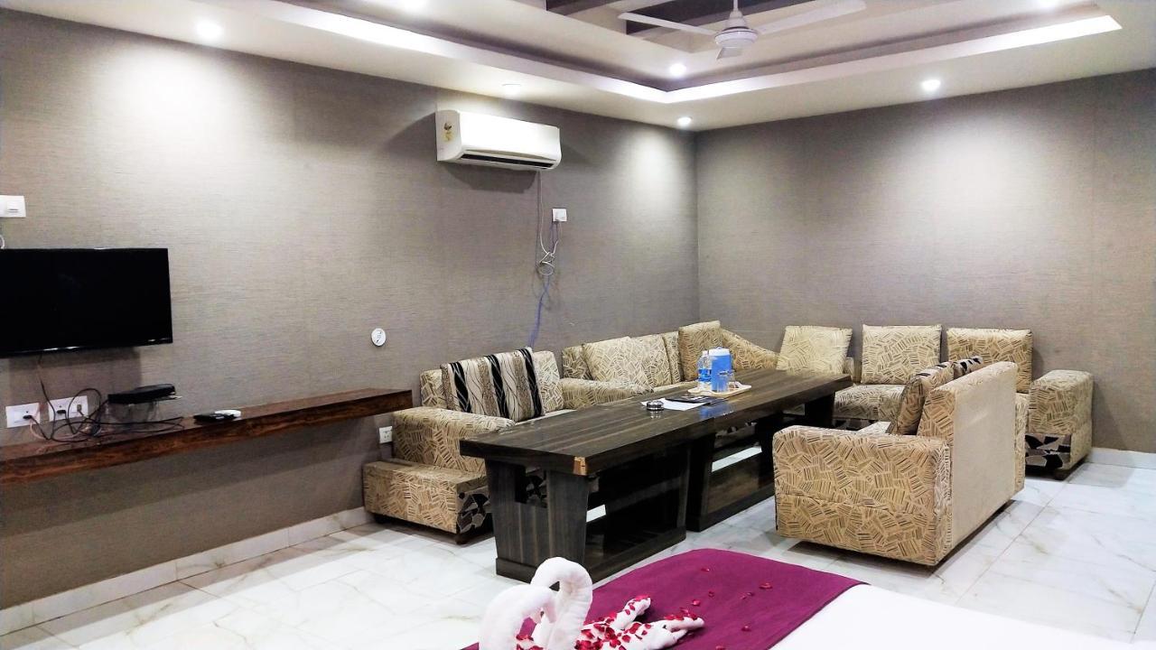Syona Residency Hotel Lakhnau Kültér fotó