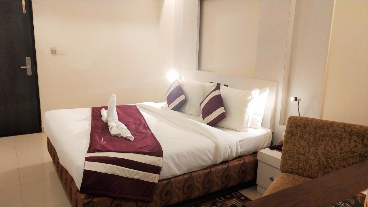 Syona Residency Hotel Lakhnau Kültér fotó